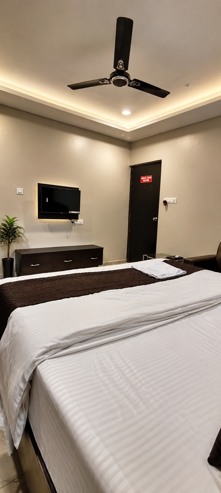 Suite room, alternate view